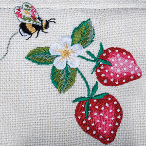 HobbyGift Knitting Bag: Embroidered: Natural Strawberries