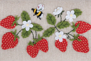 HobbyGift Sewing Box (S): Wicker Basket with Appliqué Design: Natural Strawberries